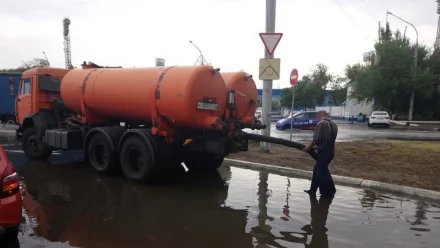 В Астрахани коммунальные службы устраняют последствия ливня