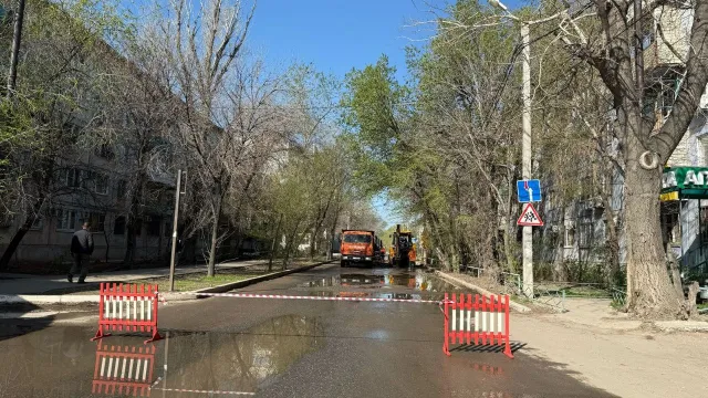В Ленинском районе Астрахани ограничили движение из-за коммунальной аварии