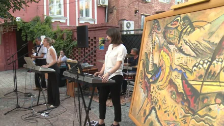 В музейном дворике астраханской “Догадинки” прошёл арт-вечер “Солнечное настроение”