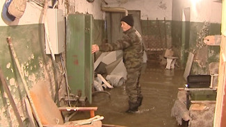 В Астрахани подвал многоквартирного дома затопило из-за скрытой течи трубы