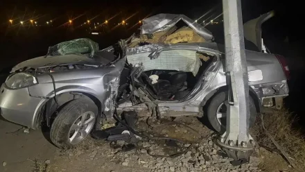 Под Астраханью погиб мужчина при наезде автомобиля на опору ЛЭП