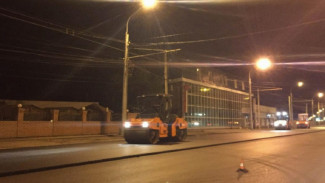 В Астрахани на Аэропортовском шоссе укладывают новый асфальт