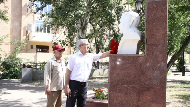 В Астрахани прошло торжественное возложение цветов к бюсту героя России Германа Угрюмова