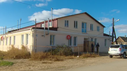 В посёлке Кировский астраханцев из аварийного дома переселили в бывшую баню