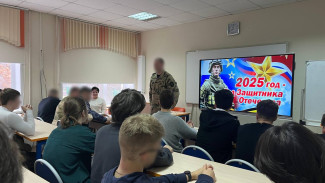 В Астрахани сотрудники ОМОНа провели урок мужества для школьников