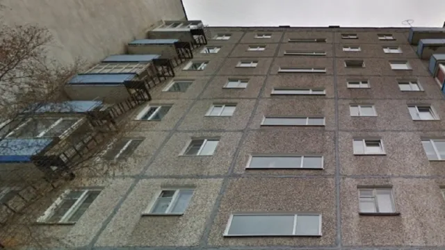 В Трусовском районе Астрахани маленький ребёнок выпал из окна