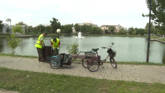 На Лебедином озере в Астрахани коммунальщики провели уборку