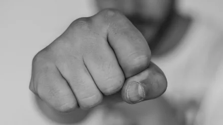 В Астрахани пьяный мужчина избил врача скорой помощи