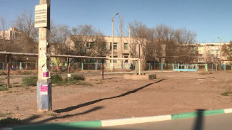 В Астрахани депутат помог расчистить площадку для сквера от незаконных гаражей