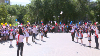 В Астраханской области последний звонок прозвенел для 15 тысяч выпускников