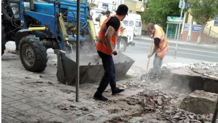 В двух районах Астрахани снесли незаконные гаражи и торговые объекты