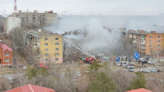 В Астрахани горит квартира в пятиэтажном доме на Ужгородской