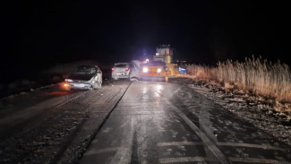 В Астраханской области иномарка столкнулась с асфальтоукладчиком