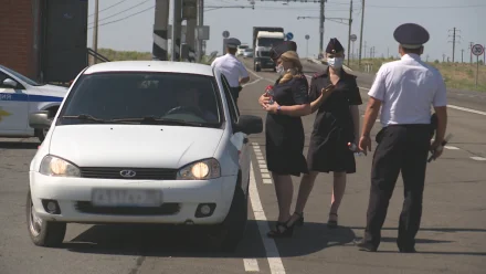 В Астраханской области полицейские раздают водителям воду из-за жары