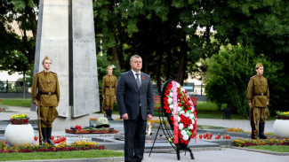 Игорь Бабушкин возложил венок к Вечному огню в Братском саду