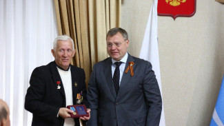 Игорь Бабушкин вручил почётные награды астраханским «чернобыльцам»