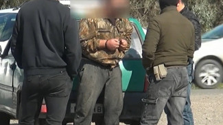 В Астрахани задержали трёх мужчин, вымогавших 300 тысяч рублей