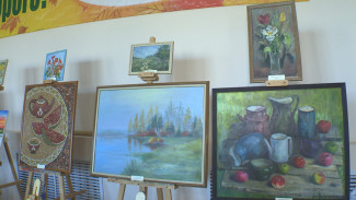 В Астрахани художники передали картины больнице братьев Губиных 