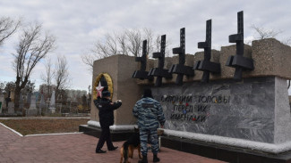В Астрахани на Старом кладбище вандалы осквернили братскую могилу