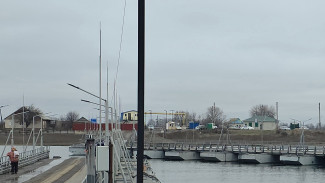 Под Астраханью из-за погоды продолжаются сбои в работе паромных переправ