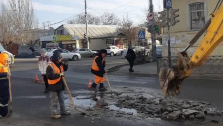 В Астрахани на дорогах устраняют наледь с перекрытием движения