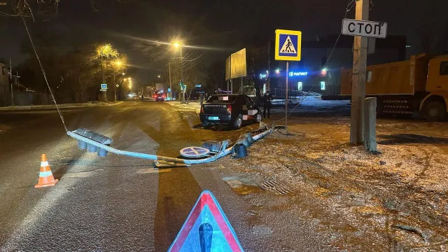 В Астрахани иномарка врезалась в светофор