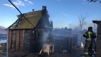 Под Астраханью горят камыш и хозпостройки на площади 200 кв. м