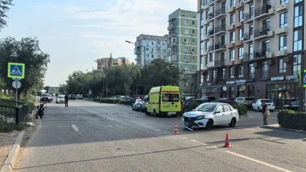 В Астрахани в ДТП пострадал подросток на питбайке