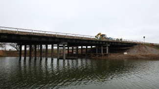 Под Астраханью ремонтируют мост через ерик Ножовский