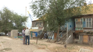 Астраханцы остаются жить в аварийном доме, несмотря на переселение
