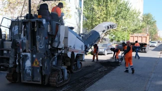 В Астрахани стартовал ямочный ремонт на площади Карла Маркса