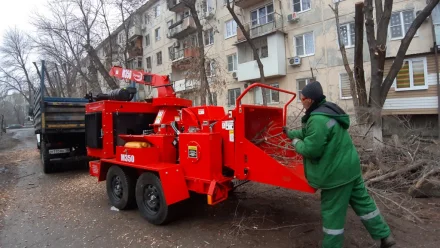 В Астрахани ветки на улицах измельчают дробилками