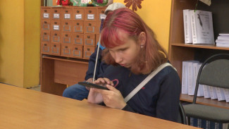 Незрячих и слабовидящих астраханцев обучают пользоваться смартфонами