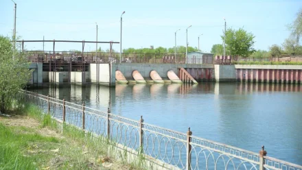 В городских каналах Астрахани снижают уровень воды