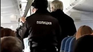 По факту дебоширства на авиарейсе «Астрахань-Москва» проводят проверку