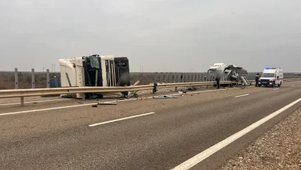 Под Астраханью при опрокидывании фуры пострадал человек