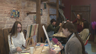 В Астрахани организовали арт-проект, где участников учат писать картины