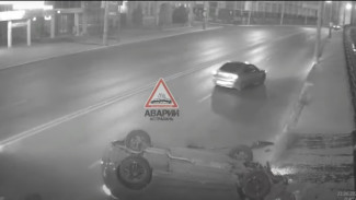В центре Астрахани лихач на иномарке опрокинул автомобиль 