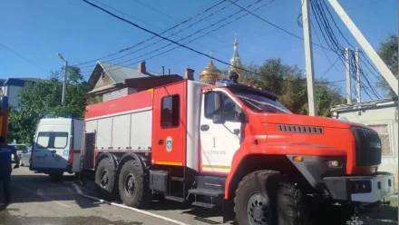 В Астрахани на улице Московской горит жилой дом
