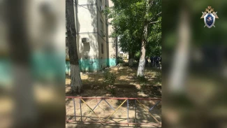 В Астрахани из окна выпала 5-летняя девочка 
