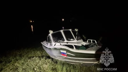 Под Астраханью 9 мая лодка столкнулась с опорой моста, есть пострадавшие