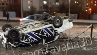 В Астрахани на улице Бориса Алексеева опрокинулся автомобиль