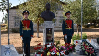 В Астраханской области открыли бюст погибшему в ходе СВО Герою России