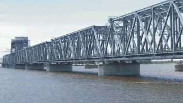 Старый мост в Астрахани снова разведут