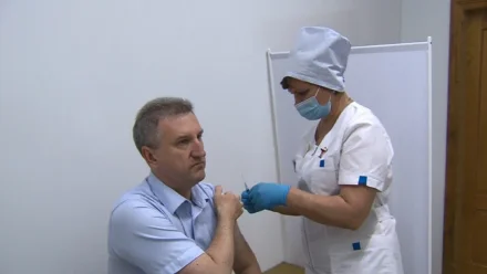 В Астрахани министр соцразвития и труда сделал прививку от коронавируса