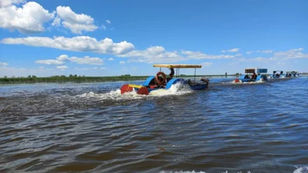 В Астраханской области выкосили растительность в водоемах 