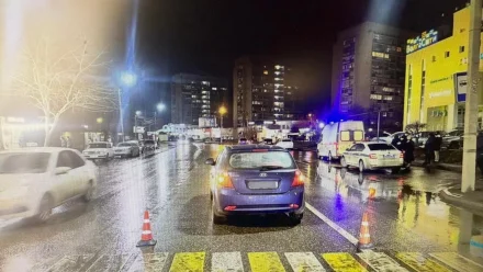 В Астрахани около ТРЦ сбили мужчину