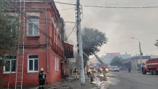 В Астрахани горел двухэтажный дом на площади 900 кв. метров