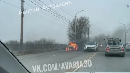 В Астрахани горели прицеп грузовика и такси