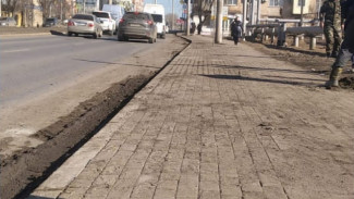В Астрахани восстановили разбитый автомобилями тротуар на Николая Островского